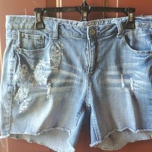 Vanilla Star distressed & embroidered 5 pocket denim shorts. Size 16